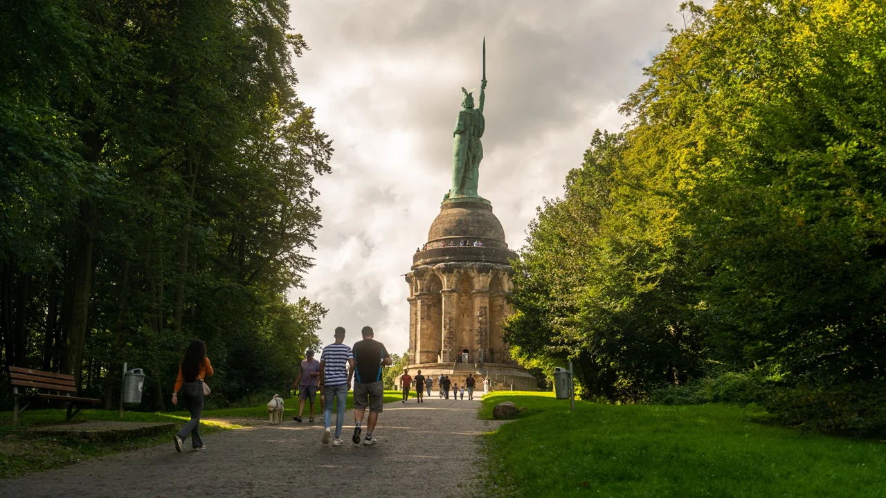 Hermannsdenkmal’a uzanan ağaçlı yol; merkezden ayrı bir gezi
