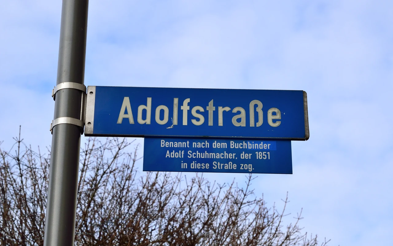 Adolfstraße’nin sokak tabelası