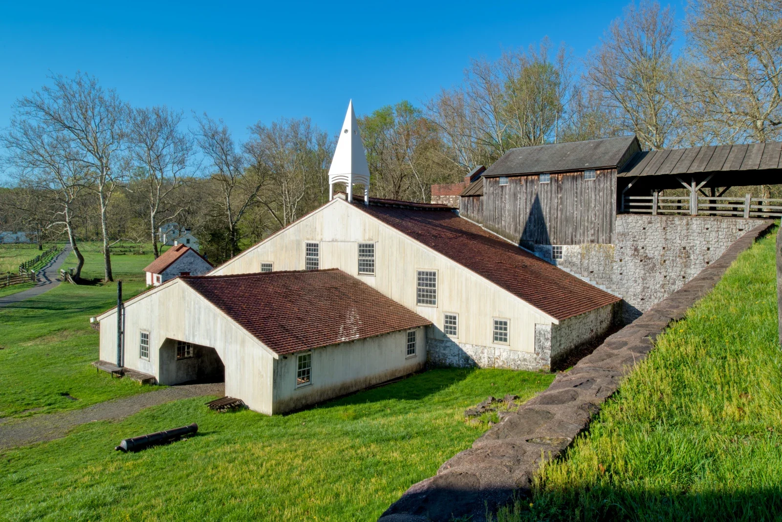 Hopewell Furnace Cast House ve kırmızı çatılı döküm yapısı