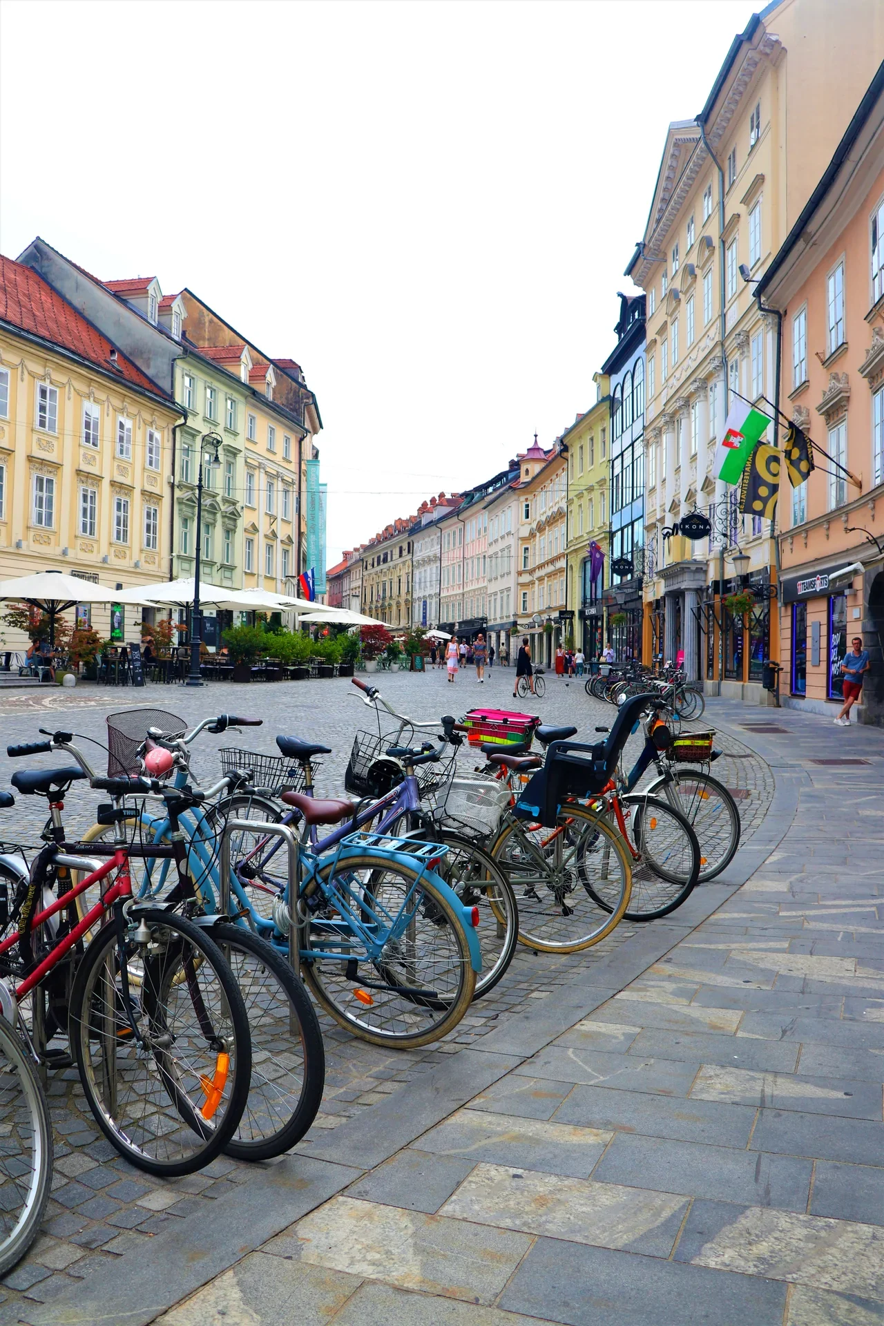 Ljubljana Mestni trg çevresinde cepheler ve park edilmiş bisikletler, Ağustos 2023