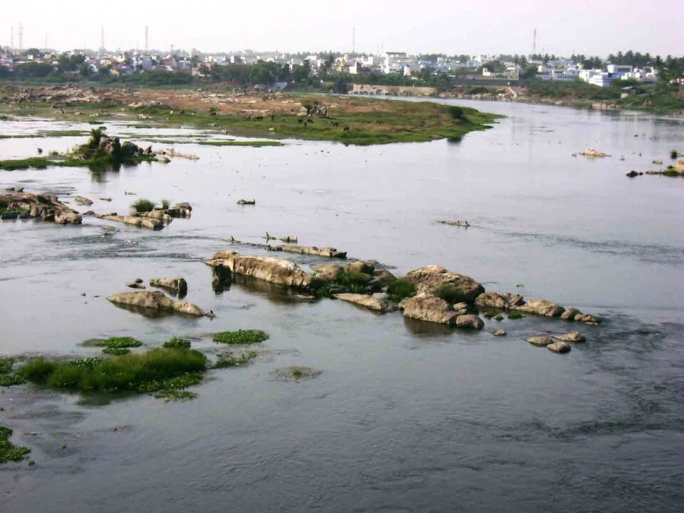 Erode yönüne tren yolculuğunda görülen Cauvery nehri
