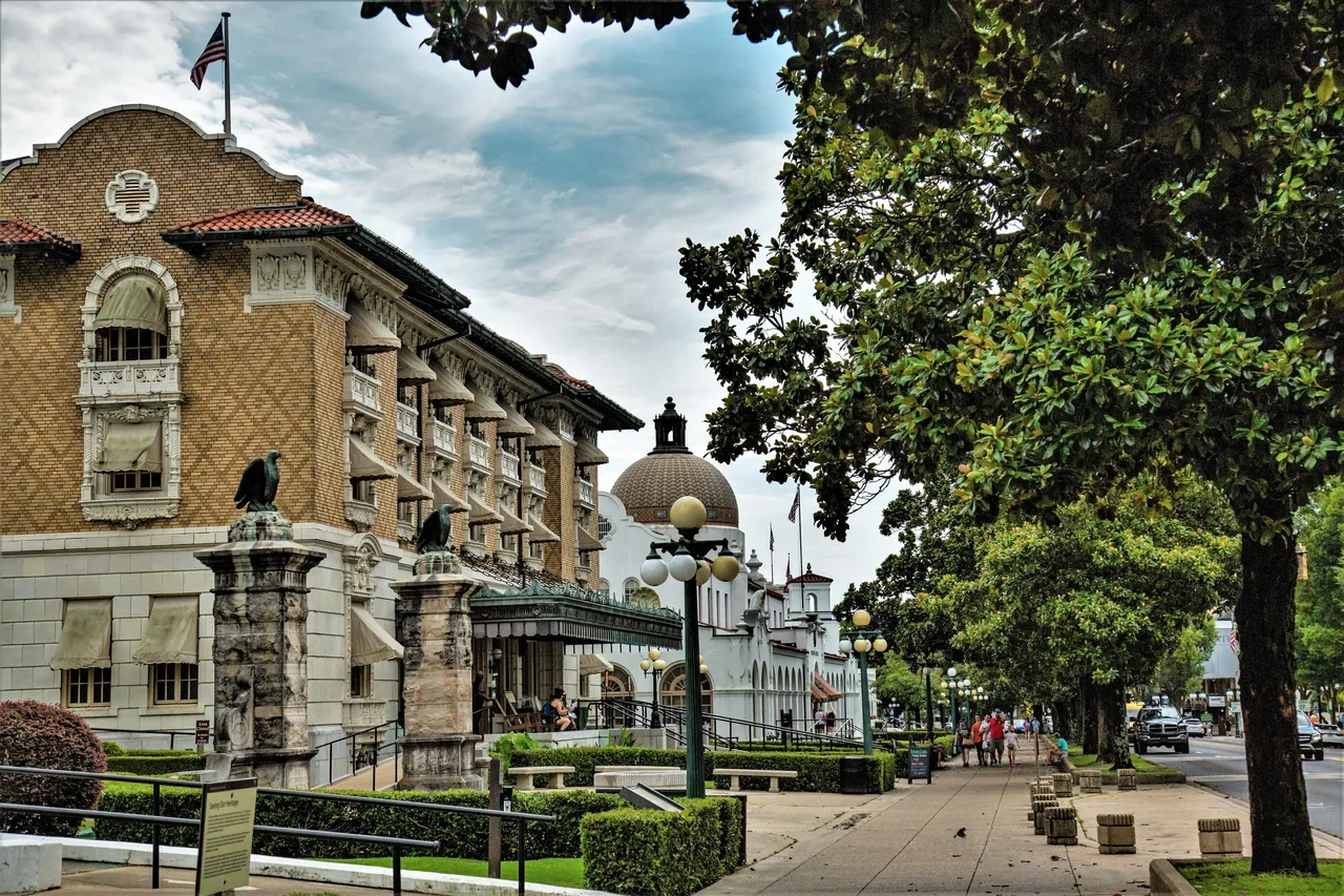 Bathhouse Row boyunca kaldırım ve tarihî yapılar (arşiv fotoğrafı).
