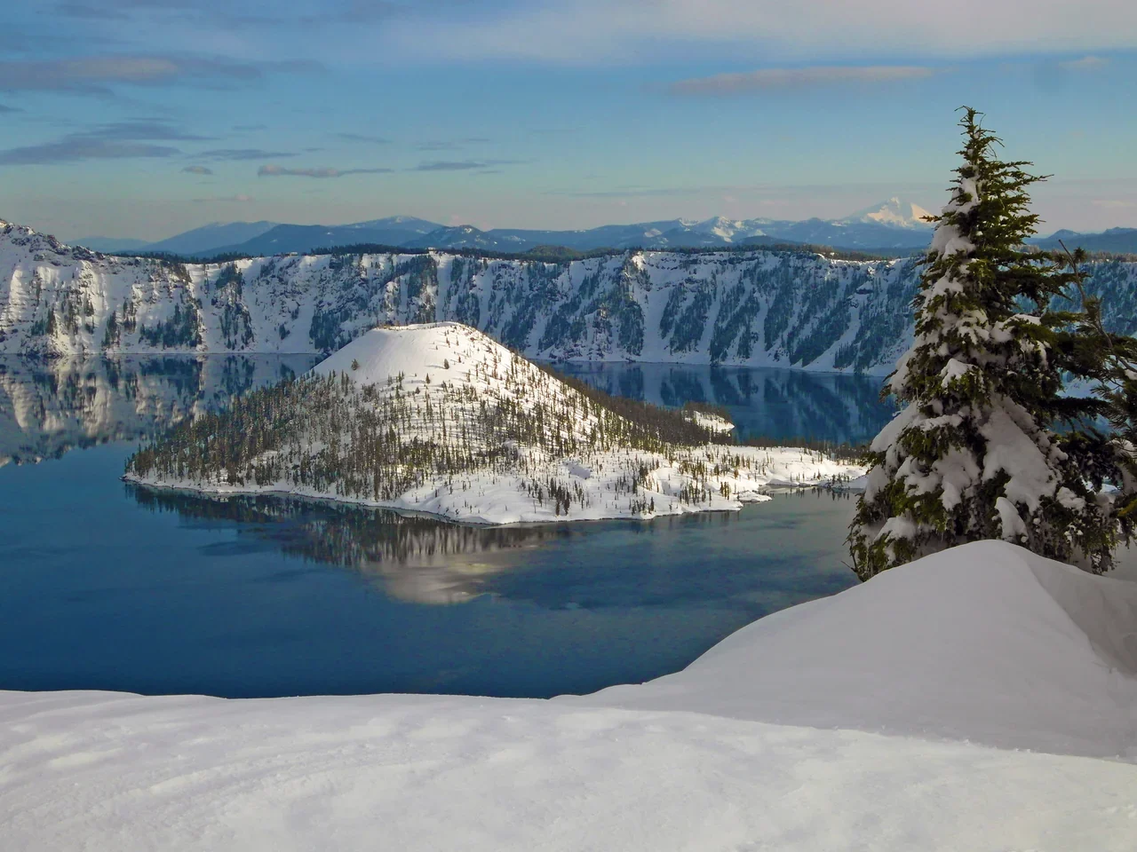 Crater Lake National Park içinde karla kaplı Wizard Island, kış arşivi