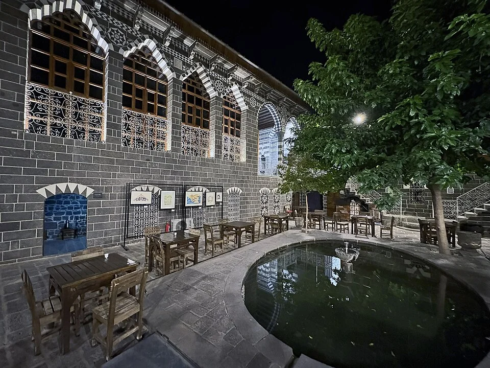 Cahit Sıtkı Tarancı Evi avlusu ve güney cephesi; 2025 tarihli fotoğraf