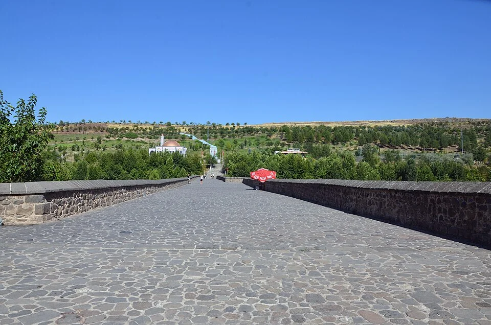 Diyarbakır Dicle Köprüsü üzerindeki taş yürüyüş yolu; 2024 tarihli fotoğraf