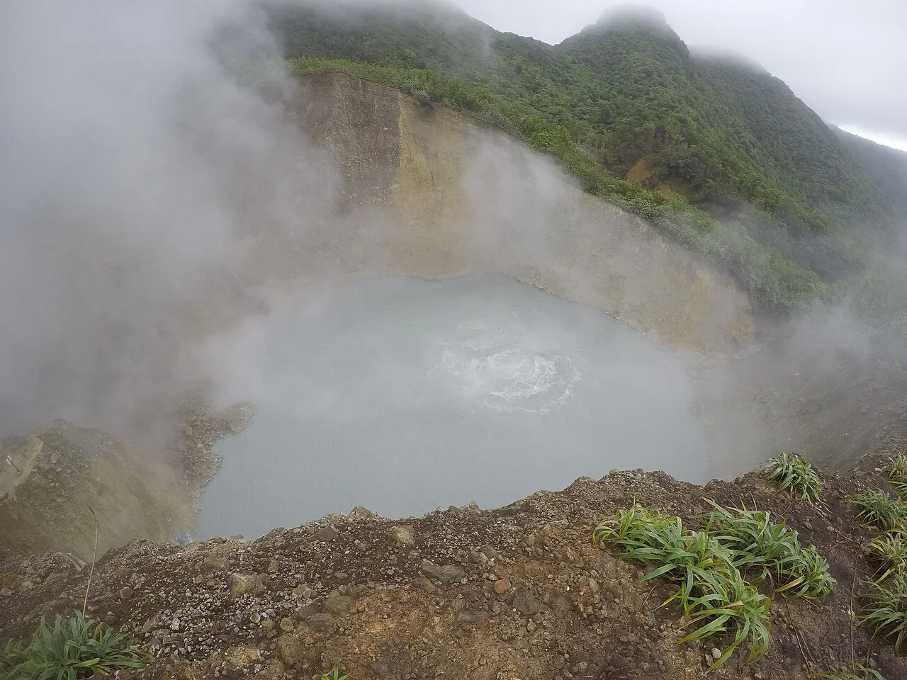 Dominika Boiling Lake buharlı volkanik gölü, 2017
