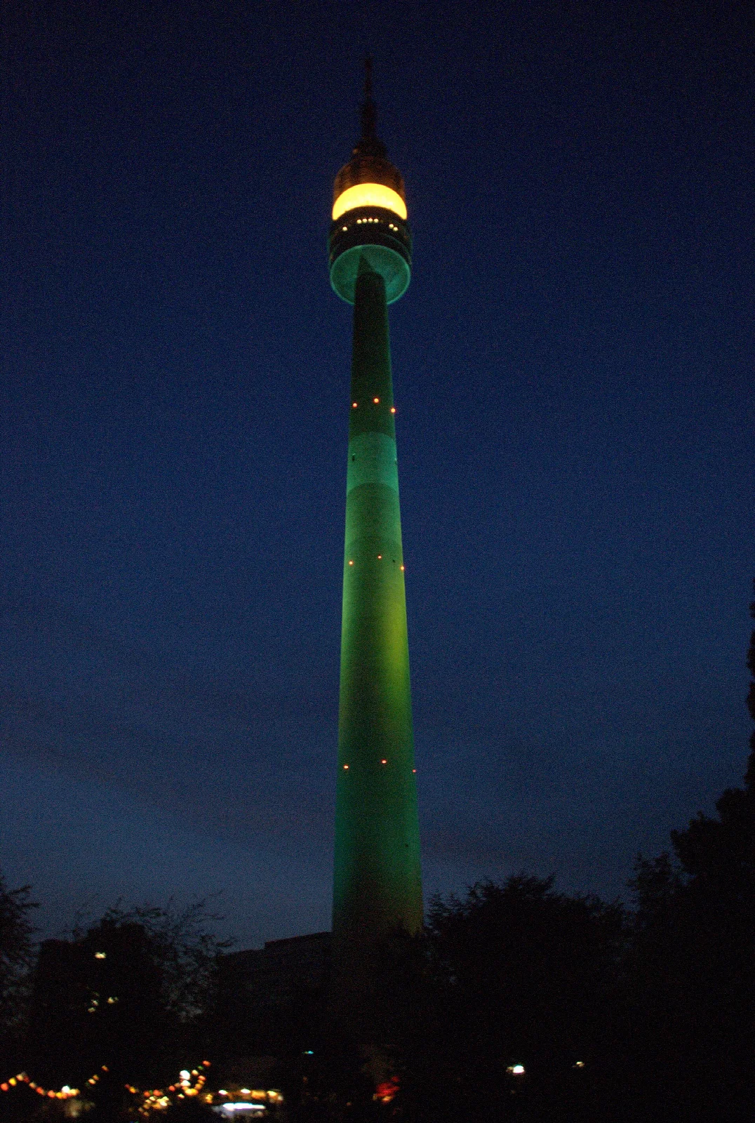 Dortmund Westfalenpark içindeki Florianturm gece aydınlatması; 2010 tarihli fotoğraf