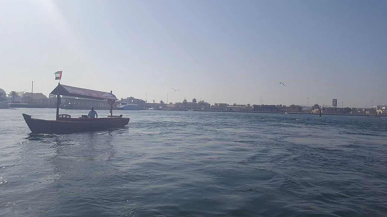 Dubai Creek üzerinde abra, 30 Mart 2018; yemek arası şehir yürüyüşü bağlamı, restoran veya yemek teknesi değildir.