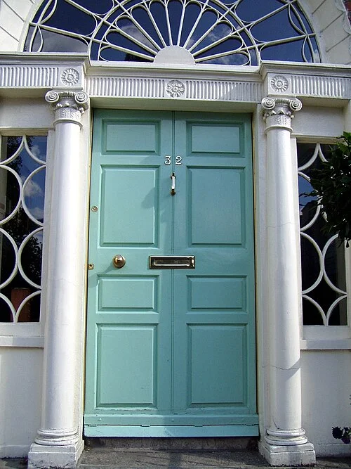 Dublin kentinde tarihî Georgian kapı örneği, Ağustos 2003
