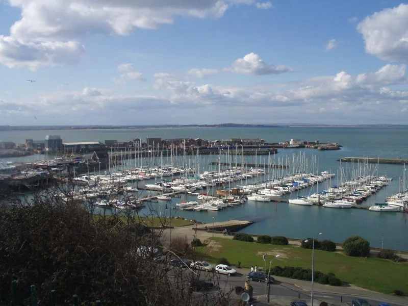 Dublin kıyısındaki Howth limanı, 2006