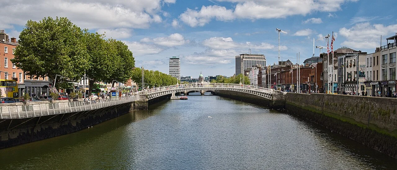 Millennium Köprüsü yönünden Dublin Liffey ve Ha'penny Köprüsü, 2022