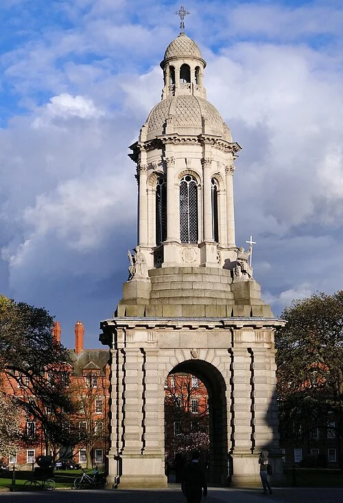 Dublin Trinity College avlusunda tarihî Campanile, 2012