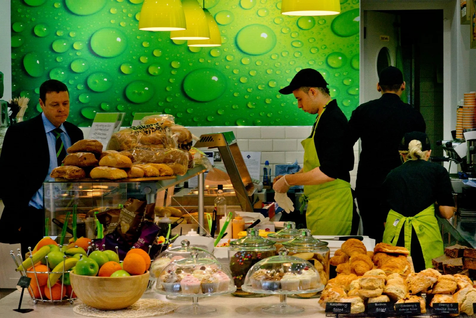 Dublin’de bir kafenin tezgâhında hamur işleri ve taze meyveler