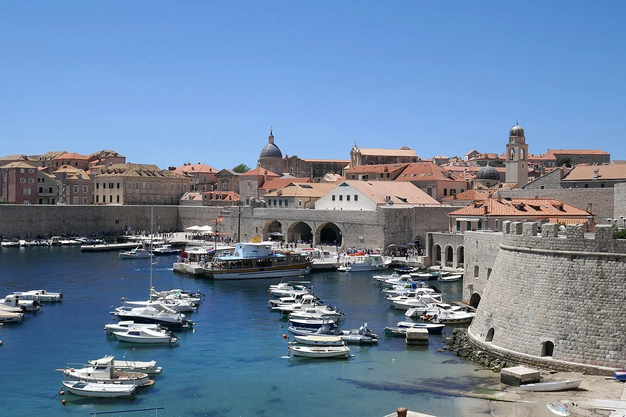 Dubrovnik eski limanında tekneler ve deniz kıyısındaki taş yapılar; Mayıs 2025 arşiv fotoğrafı.