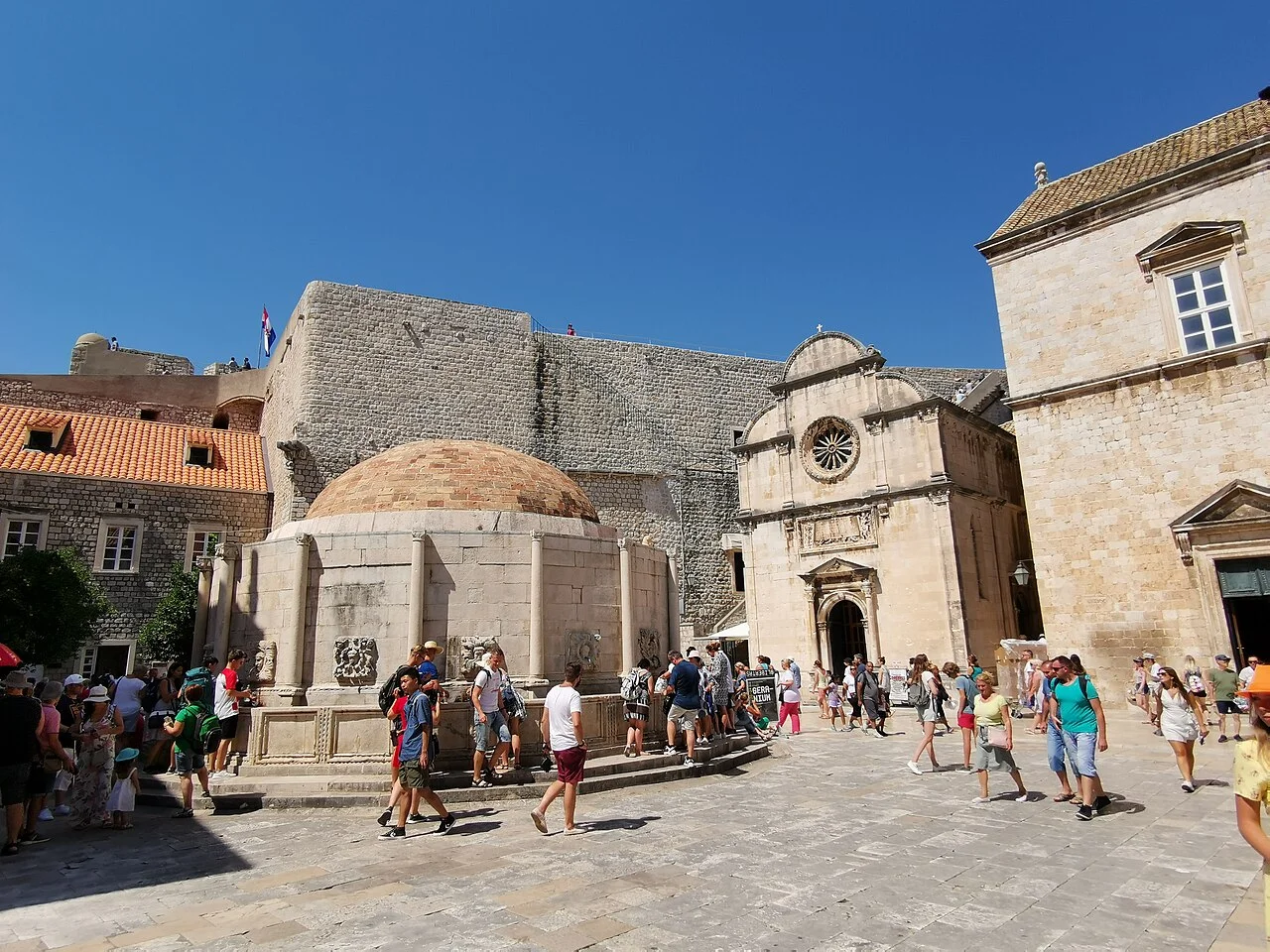 Dubrovnik Büyük Onofrio Çeşmesi ve çevresindeki taş meydan; Ağustos 2019 arşiv fotoğrafı.