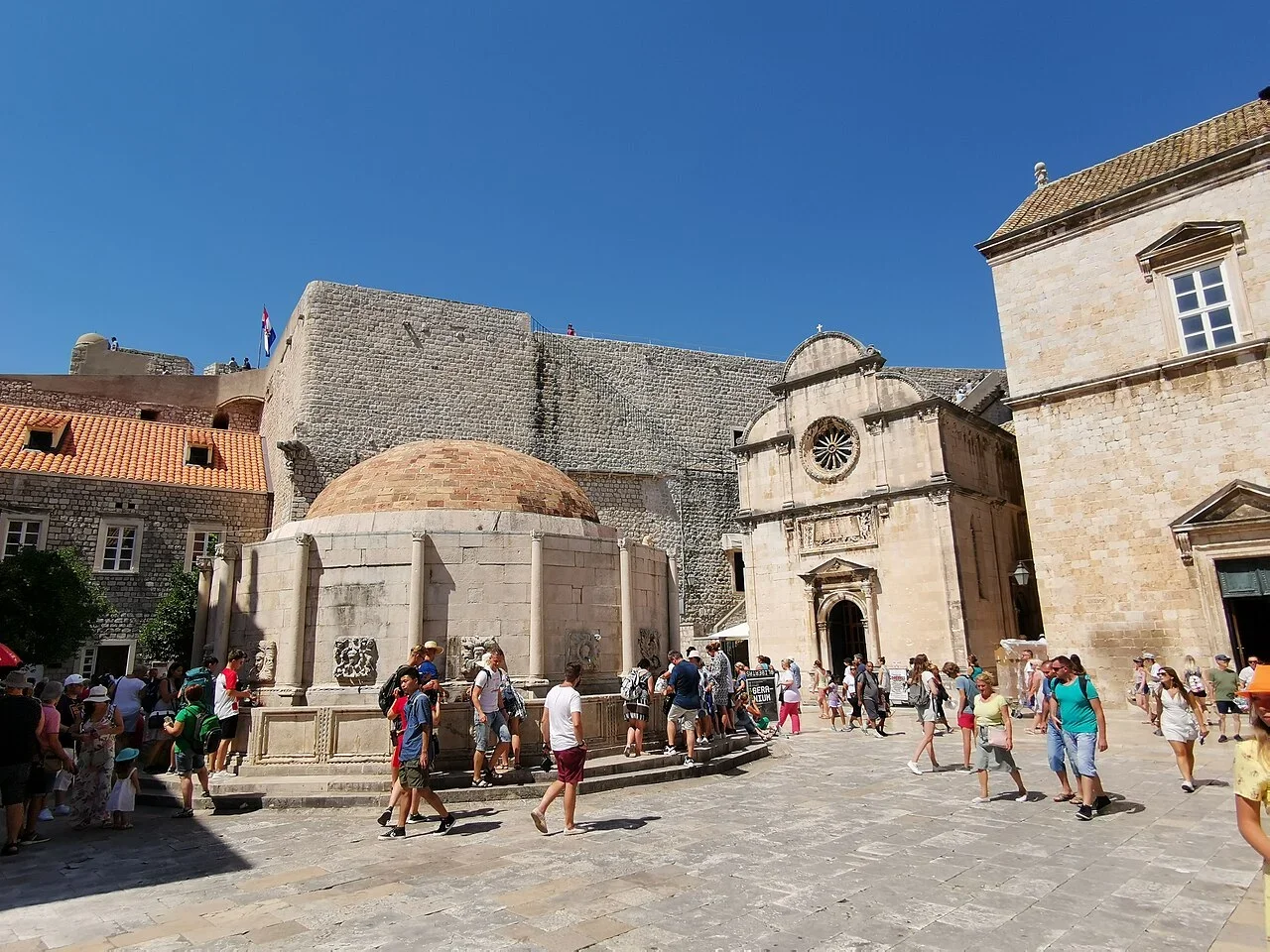 Dubrovnik Onofrio çeşmesinin tarihî görünümü; TV dekoru değildir; 2019-08-22