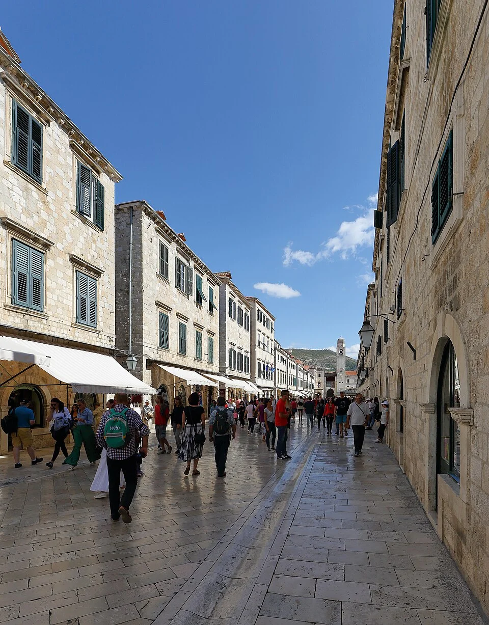 Dubrovnik Stradun üzerinde taş sokak ve tarihi cepheler; Eylül 2017 arşiv fotoğrafı.