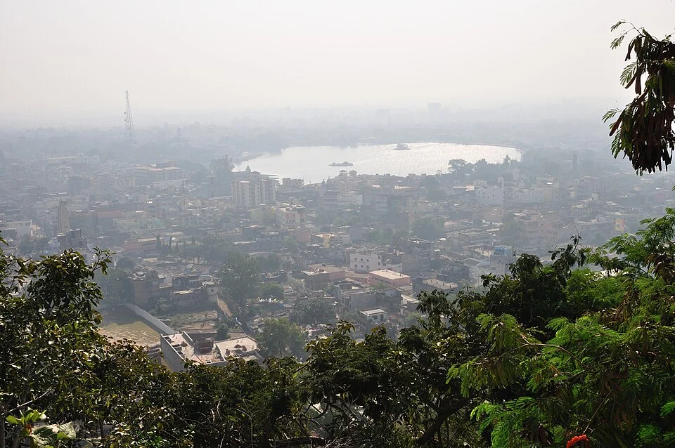Ranchi Hill üzerinden kent ve Ranchi Gölü manzarası
