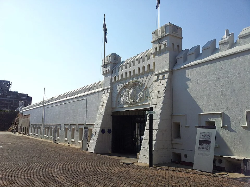 Johannesburg Old Fort girişinin iç taraftan görünümü; Eylül 2013.