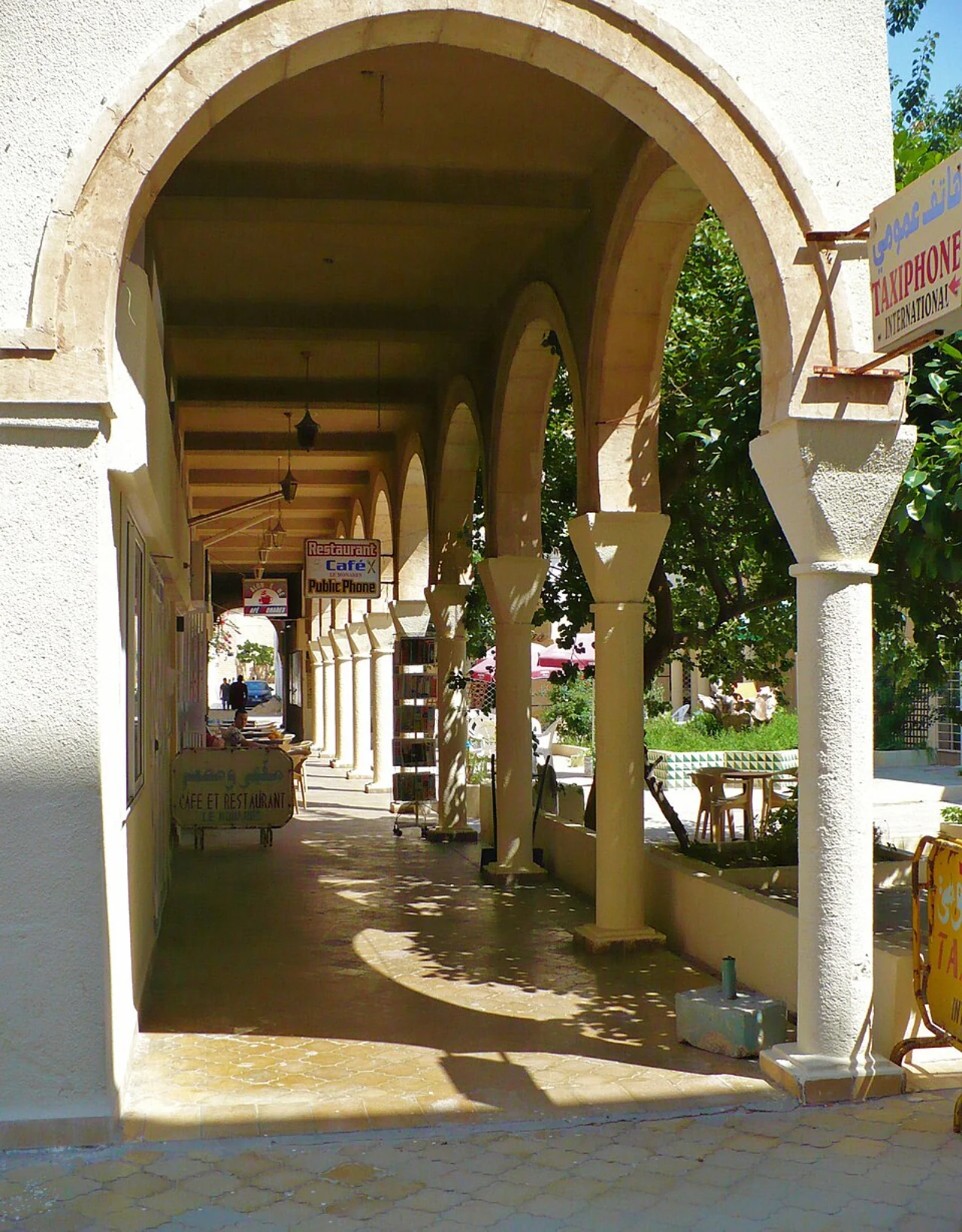Monastir medina geçidi; Mietek Ł, 17 Temmuz 2014; kaynak Moumou82 tarafından 2017 yılında kırpıldı