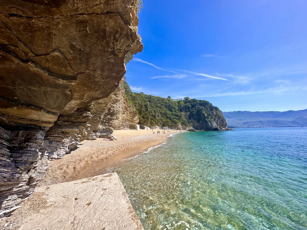 Budva Mogren 2 kıyısından Mogren 1 plajı ve deniz görünümü; Nisan 2024.
