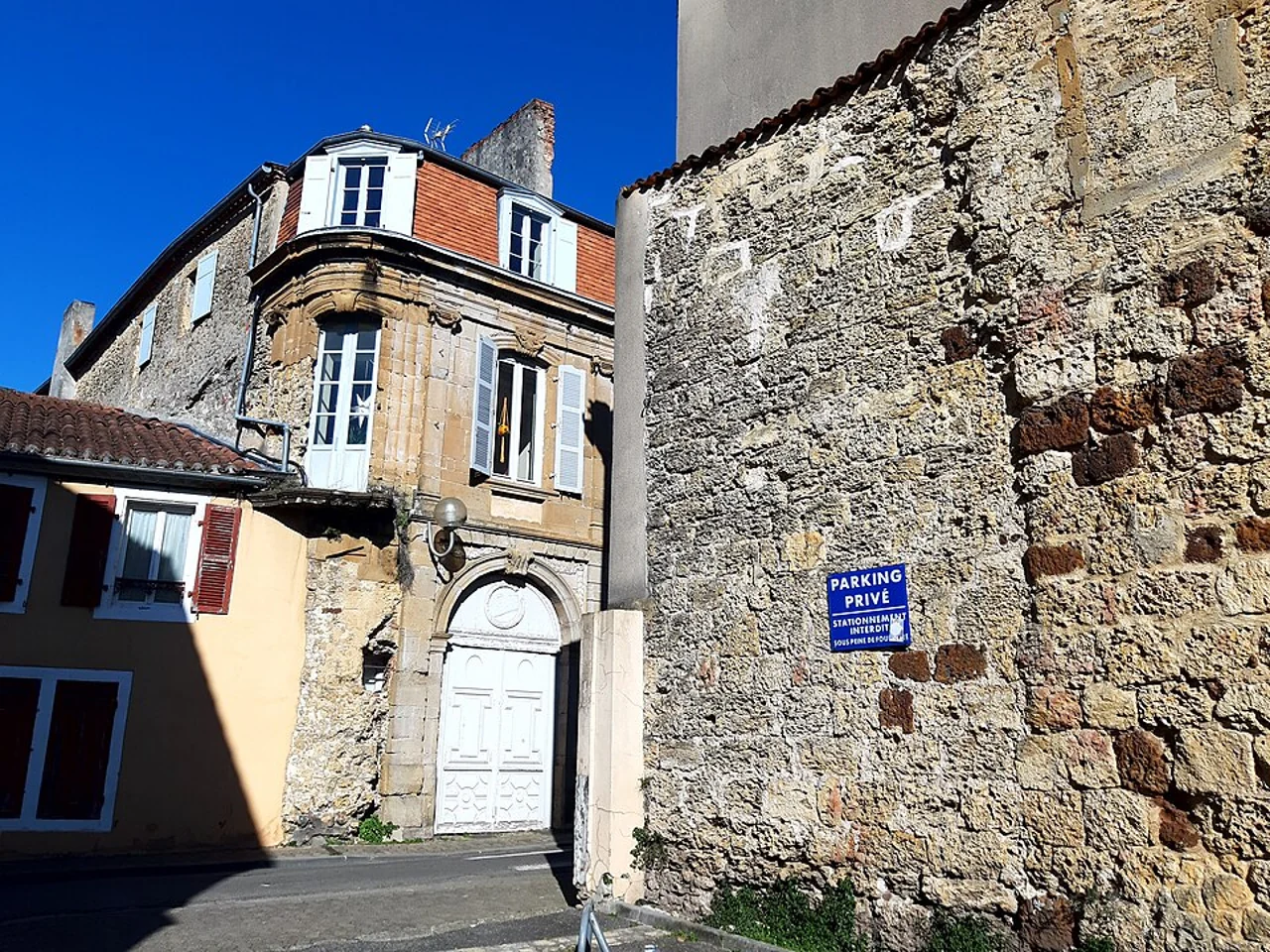 Maison Dupeyré beside an old wall, 6 February 2023; no private interior access is promised.