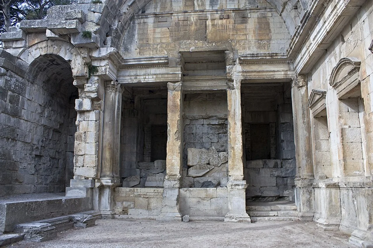 Temple de Diane antik büyük salonunda taş duvar ve kemer; çekim 2010-10-01, güncel durum kanıtı değildir.