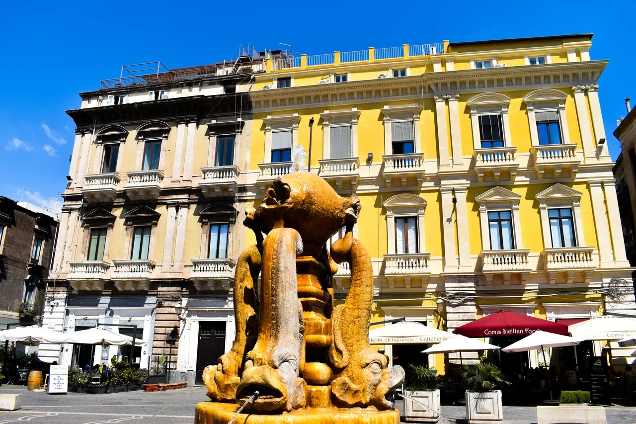 Piazza Vincenzo Bellini’de yunus çeşmesi ve cepheler, Ağustos 2023
