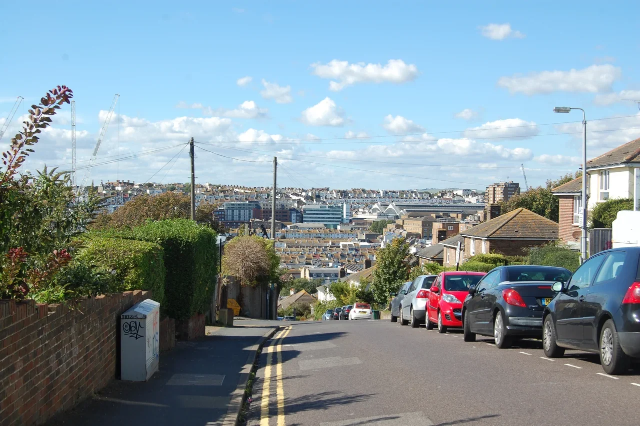 Brighton Sussex Street boyunca batıya bakış, 2018