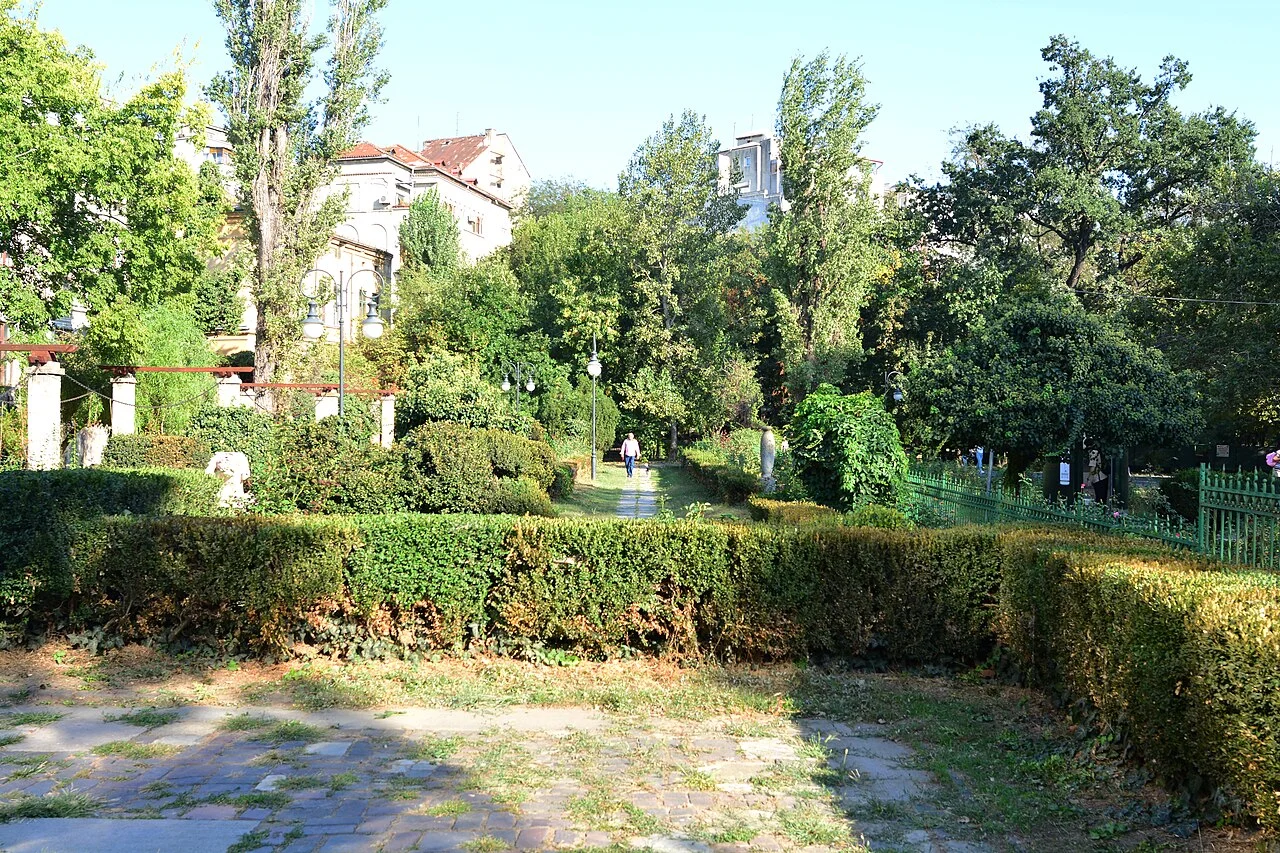 Aleea Trandafirilor in Cișmigiu Gardens, Bucharest, September 2024; seasonal planting and facilities may change.