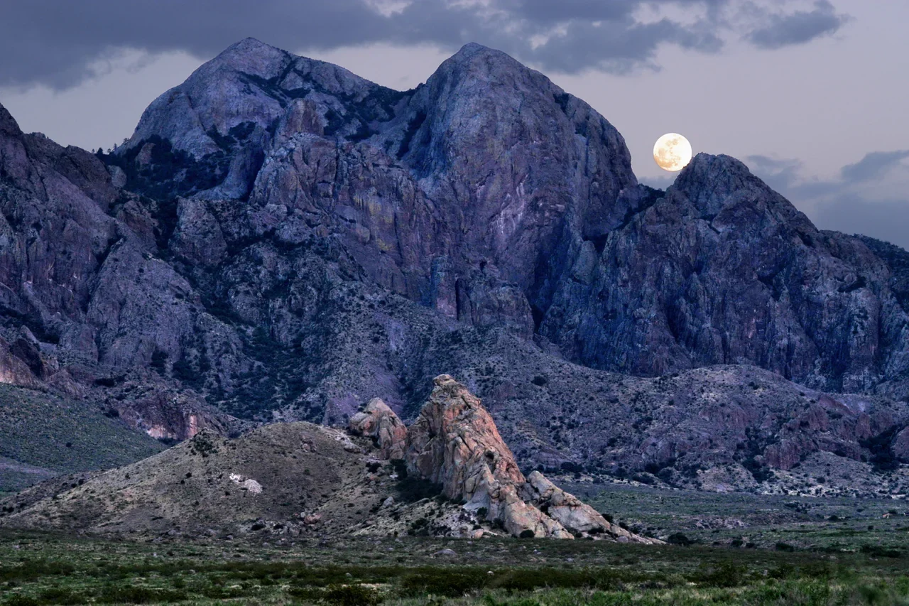 Baylor Canyon Road yönünden Baldy Peak ve La Cueva üzerinde ay, 2005 arşivi