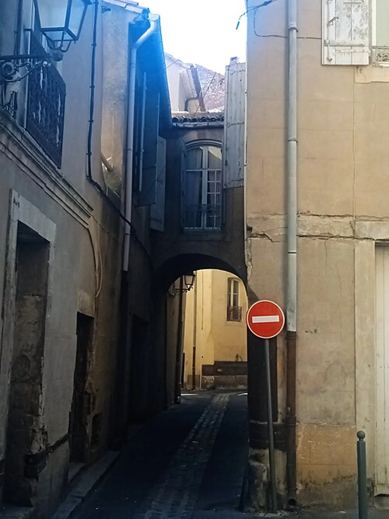 Stone passage over the narrow Rue du Capus, 7 September 2024; not a Fayet museum gallery.