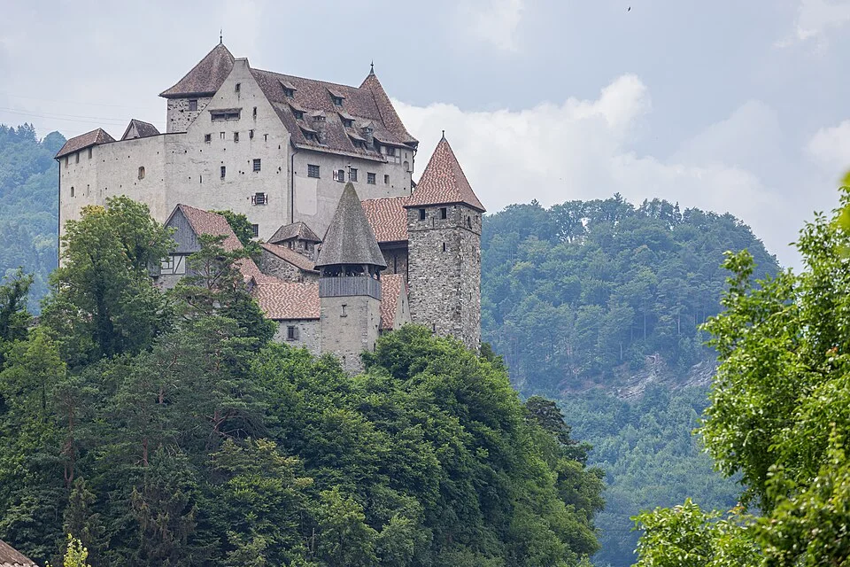 Balzers tepesinde tarihi Gutenberg Kalesi