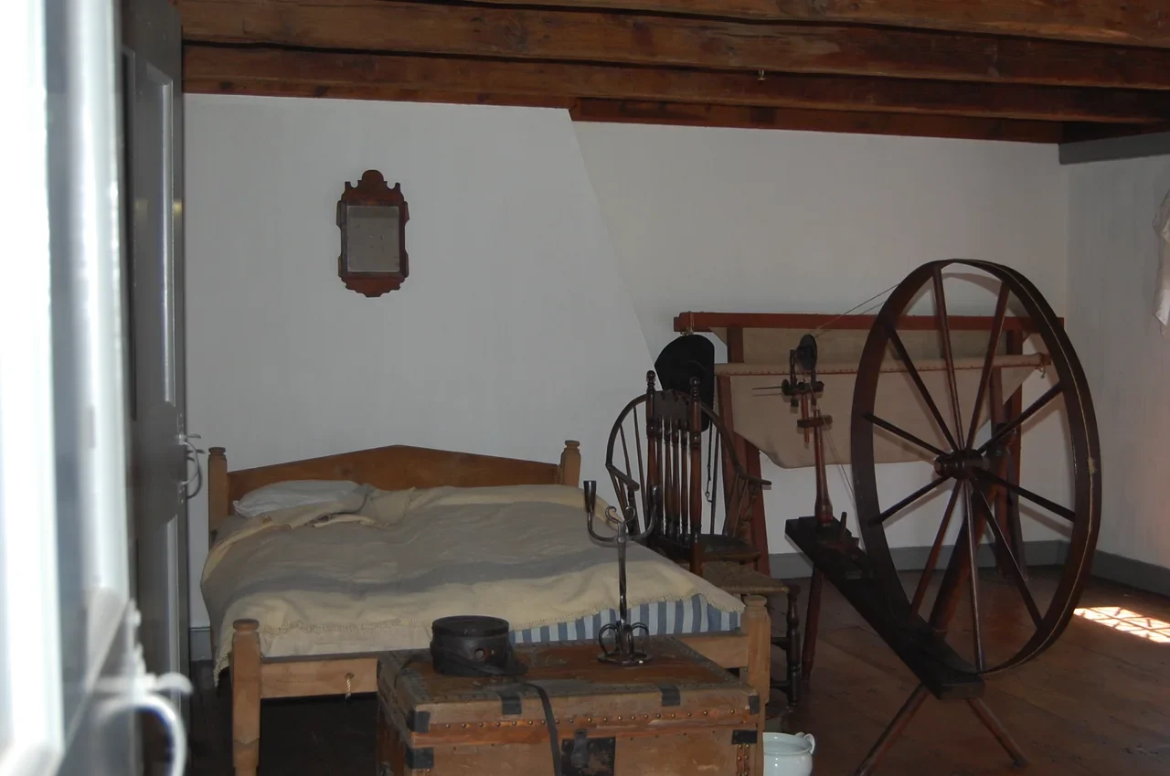 Ford Mansion hizmetkârlar bölümünde tarihî yataklar ve eşyalar, NPS arşivi