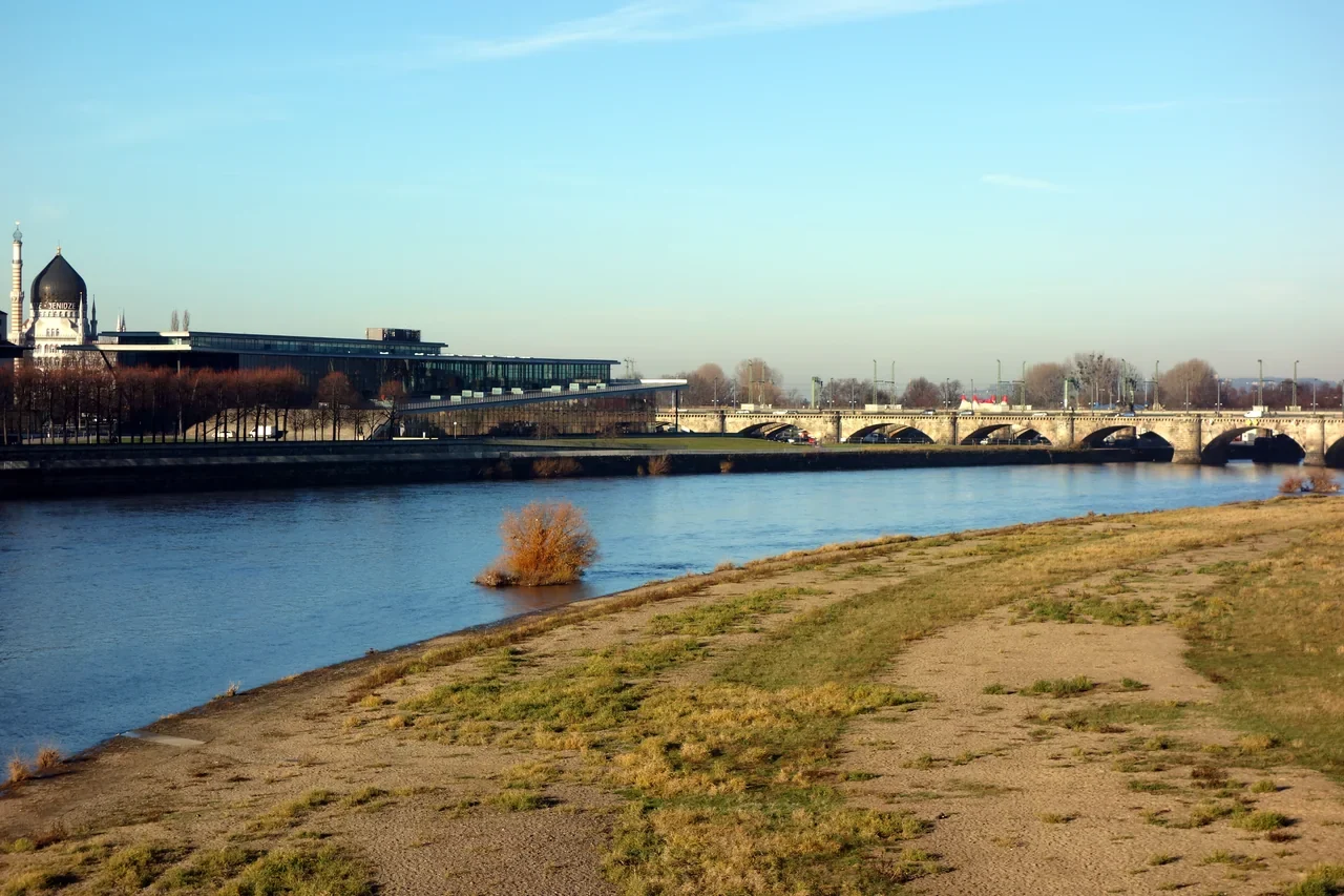 Dresden’de Elbe nehri, kıyı binaları ve kemerli köprü, Aralık 2013
