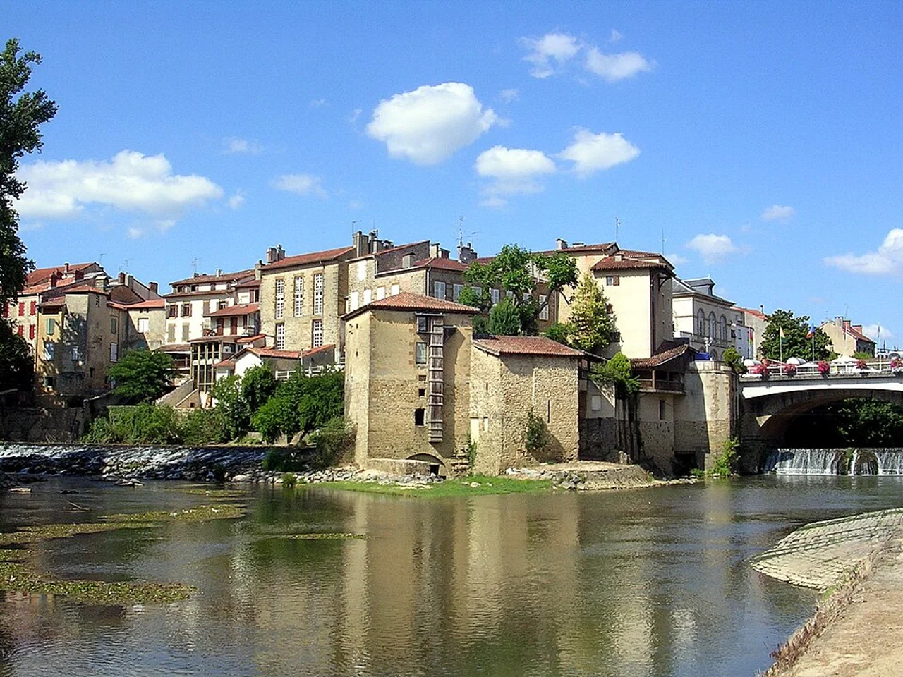 Douze and Midou confluence, 24 July 2005; this Commons-retouched photograph does not document the present riverside.
