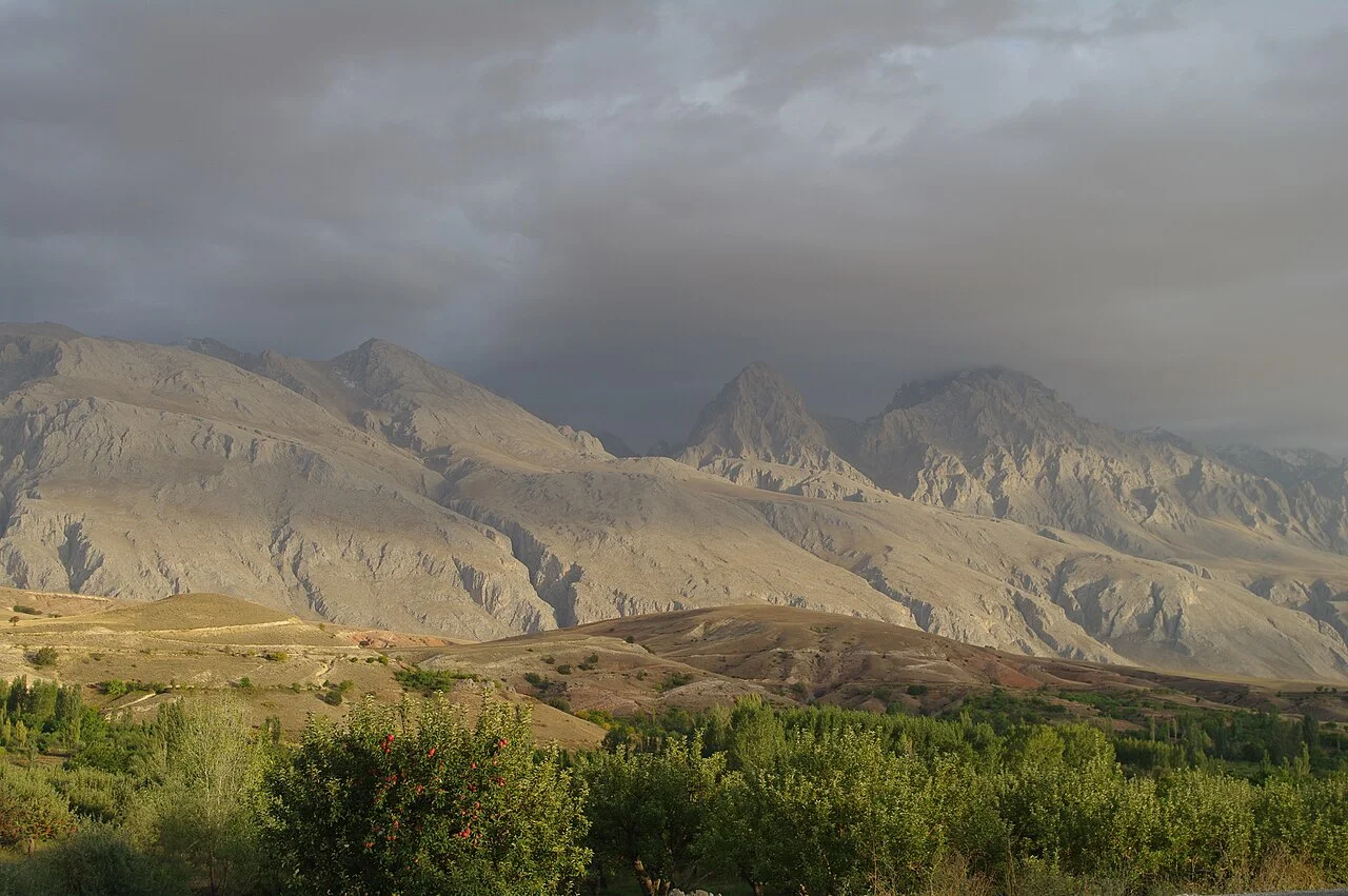 View of Küçükdemirkazık and Büyükdemirkazık in Aladağlar from the Çamardı–Pozantı road; October 2008.