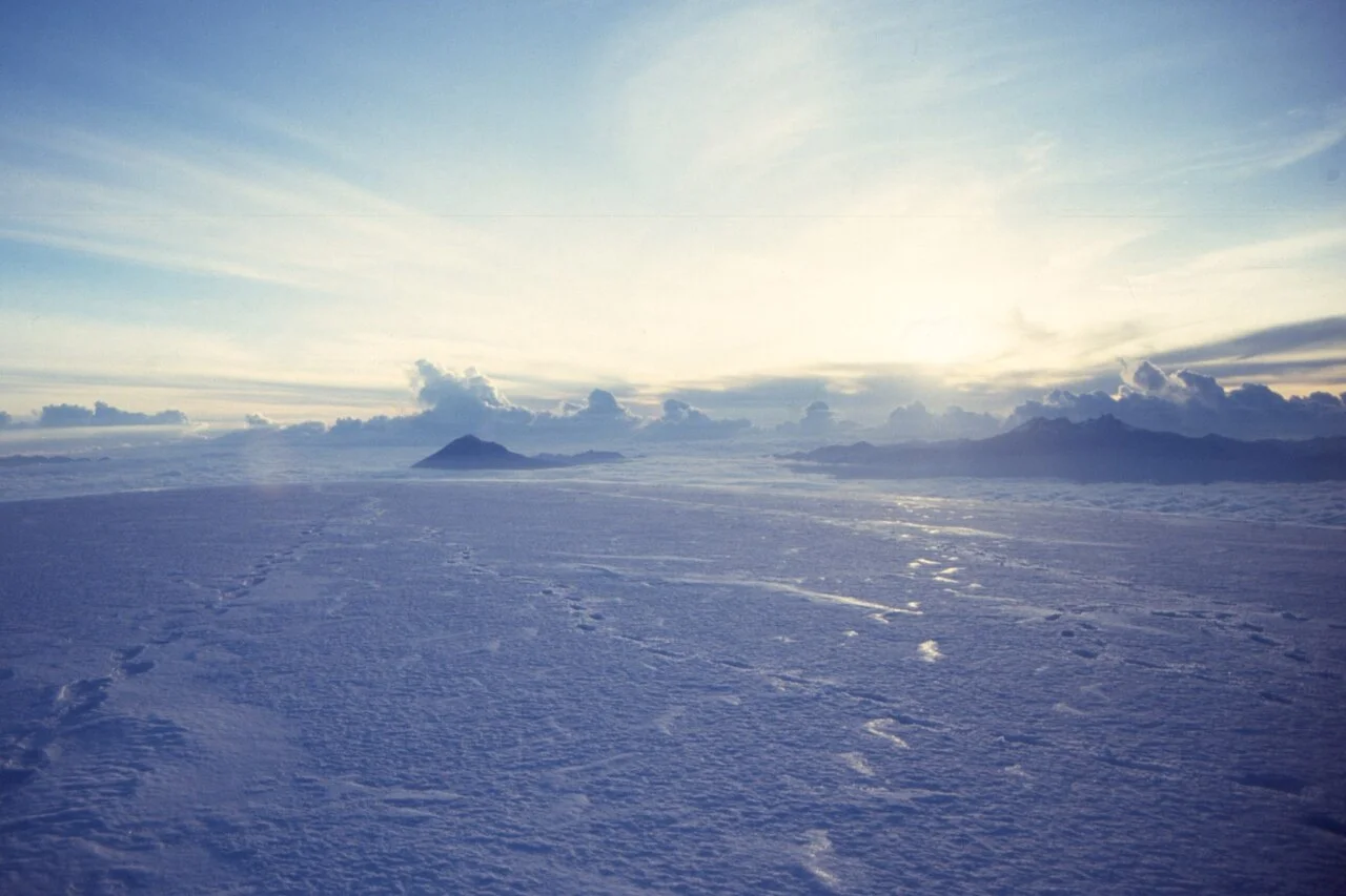 Chimborazo zirvesinden doğuya görünüm; kaynak tarih alanları çelişiyor