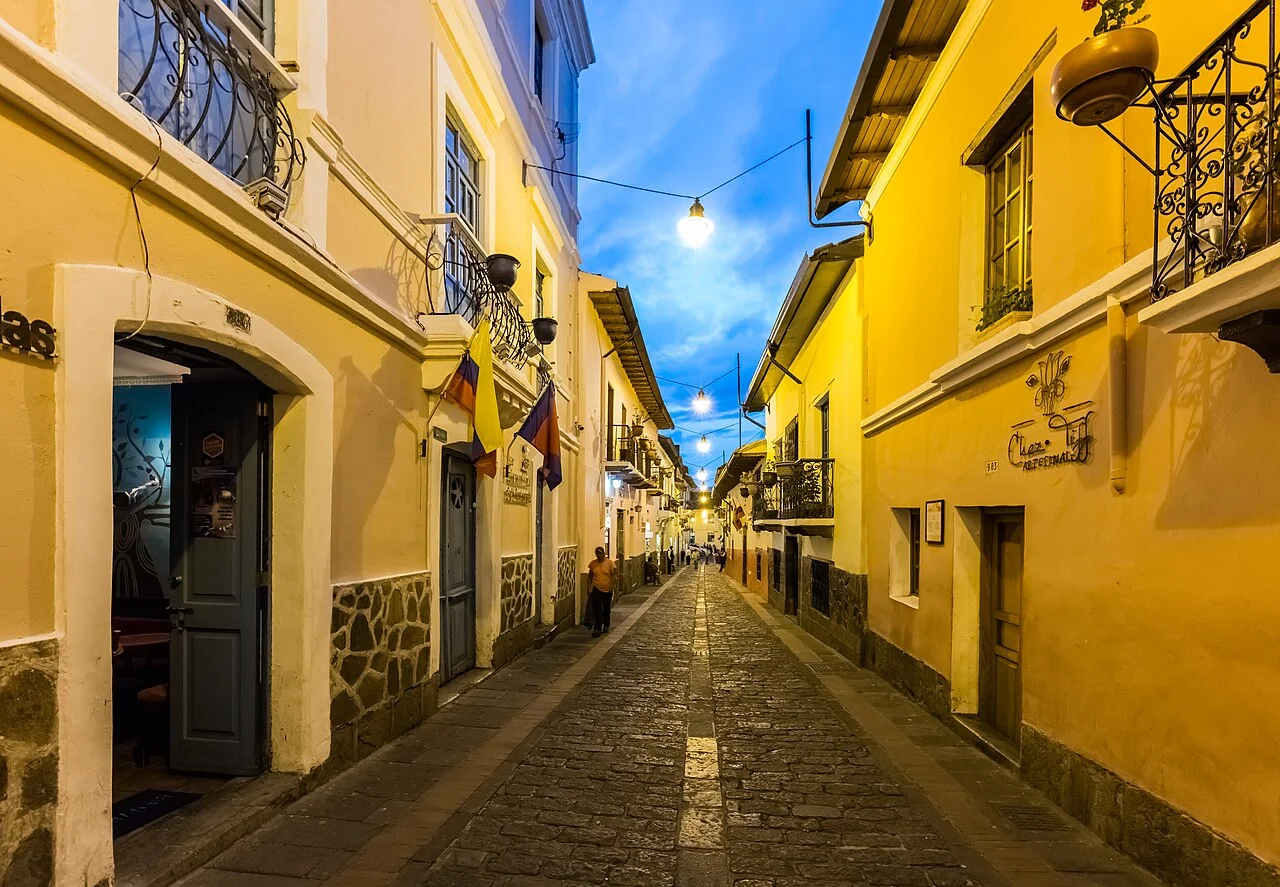 Quito La Ronda sokak görünümü, 22 Temmuz 2015 alacakaranlık