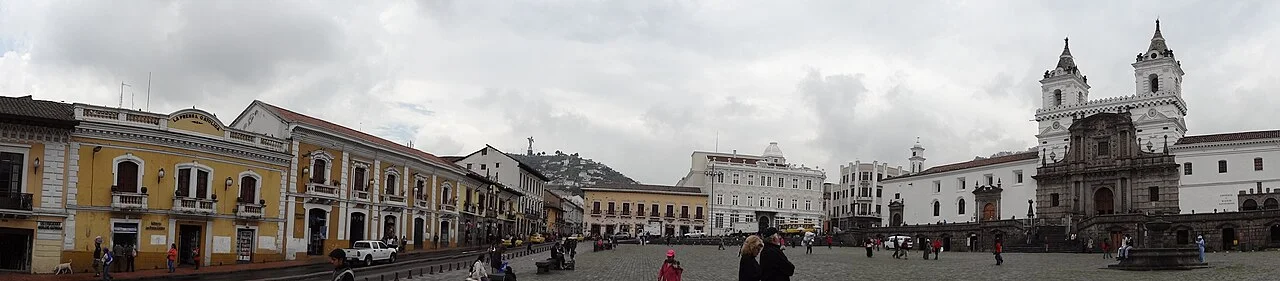 Quito tarihî San Francisco meydanı ve kilise dış cephesi, 2012