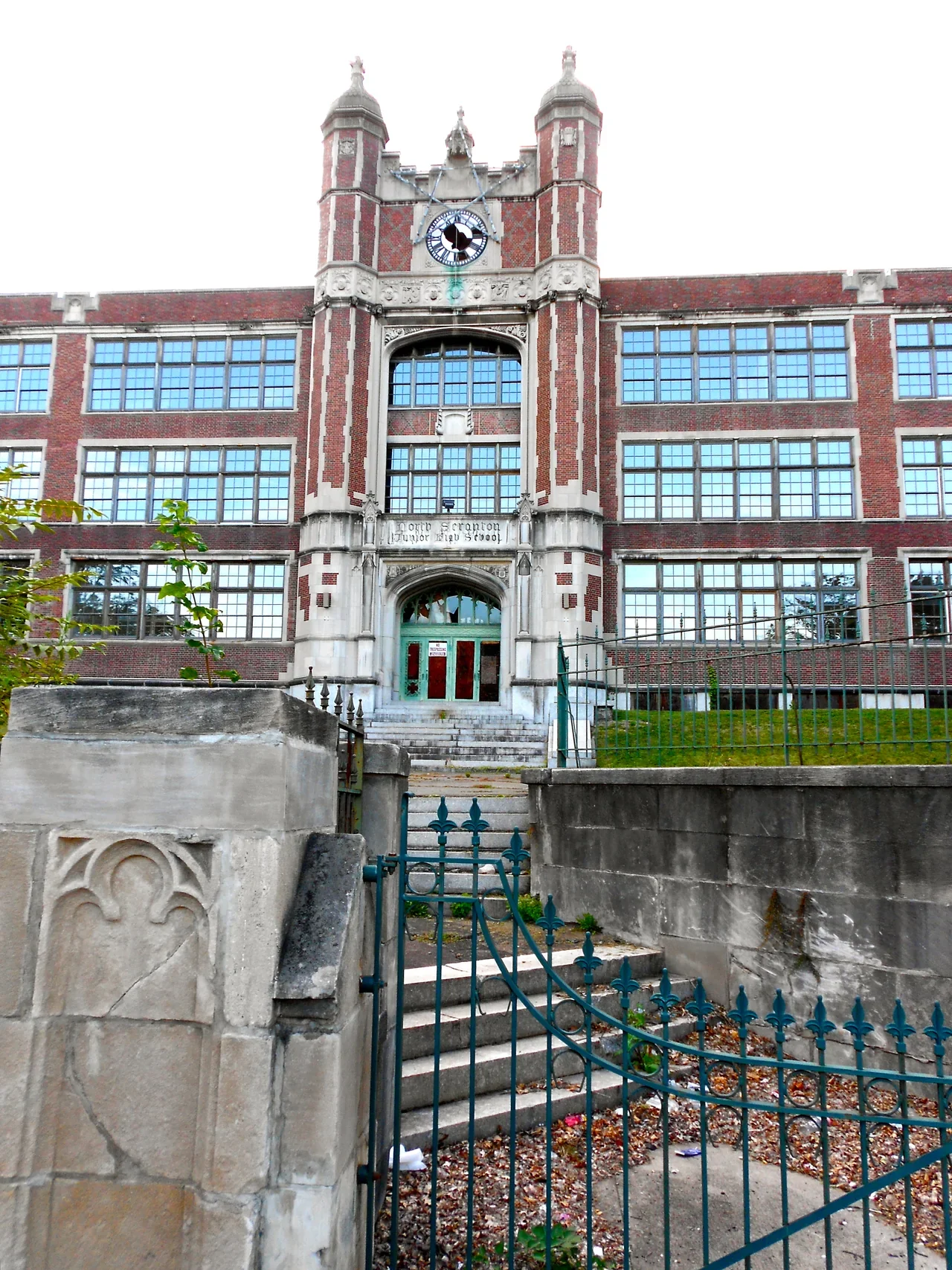 North Scranton eski ortaokul binası, kapalı kapı dışından, 2013