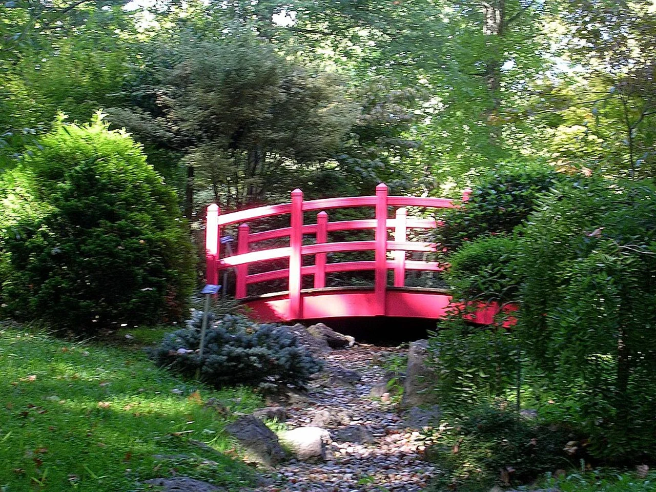 Red bridge in Jean Rameau park Japanese garden; capture date not supplied, uploaded26September2010.