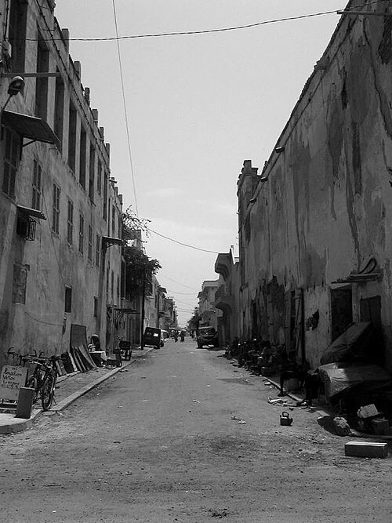 Saint-Louis island street, May 2005; not a MuPho entrance photo