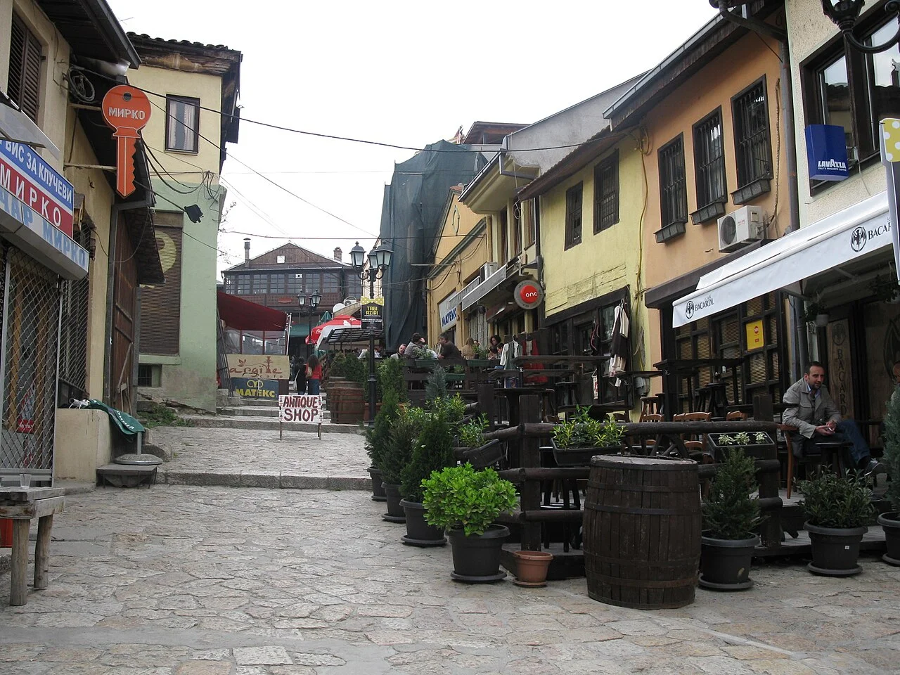 Üsküp Eski Çarşı’da sokak ve oturma alanları, Eylül 2012; bugünkü işletmeleri doğrulamaz.
