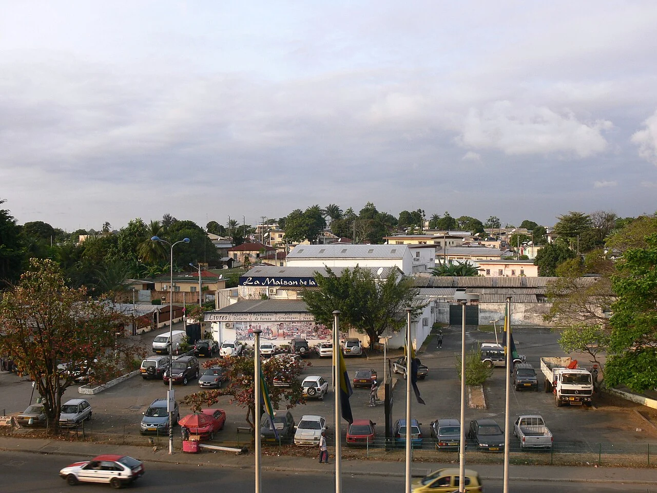 Libreville yükseltilmiş kent ve yol görünümü; Ağustos 2009