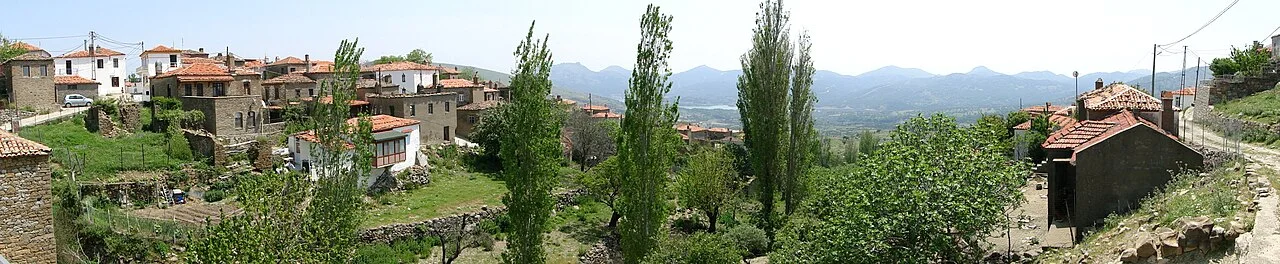 Gökçeada Tepeköy evleri ve çevresinin panoraması; Mayıs 2011.
