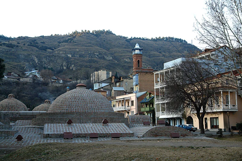Tiflis Abanotubani sokak çevresi, Ocak 2007; güncel yemek işletmelerini veya çalışma saatlerini göstermez.