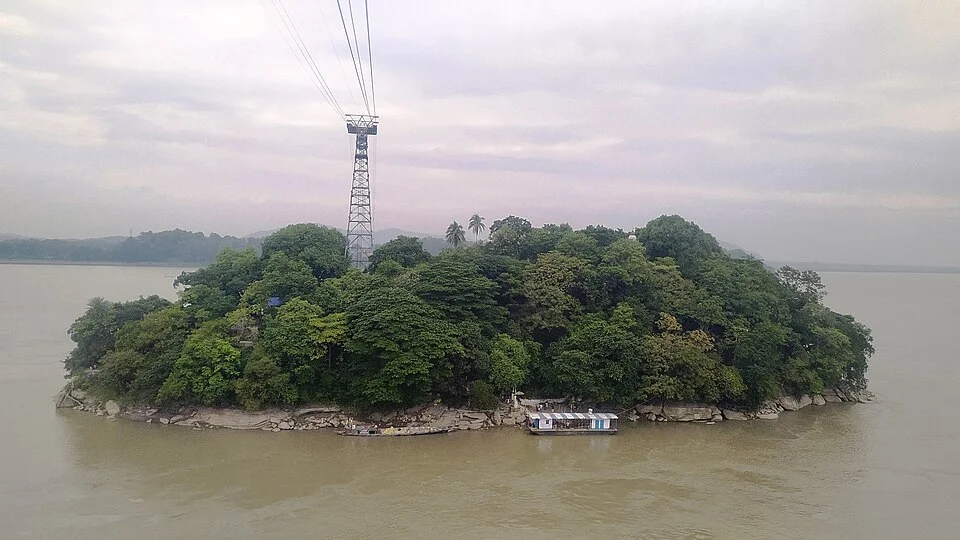 Guwahati Brahmaputra üzerindeki Umananda adasının kıyıdan görünümü