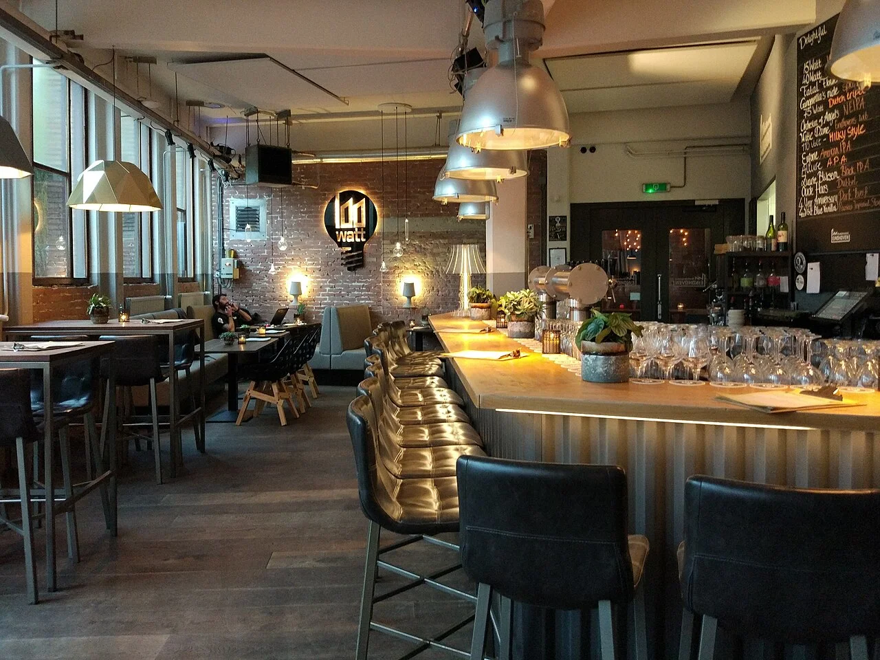 Eindhoven Café 100 Watt iç mekânında bar ve oturma alanı; 18 Kasım 2019 arşiv fotoğrafı, güncel dekor veya menü teyidi değildir.