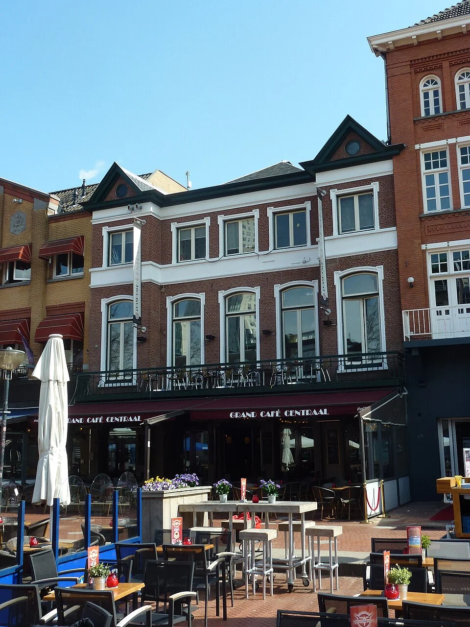 Eindhoven Markt 8 adresindeki Café Centraal cephesi ve terasın arşiv görünümü; 21 Nisan 2013 fotoğrafı.